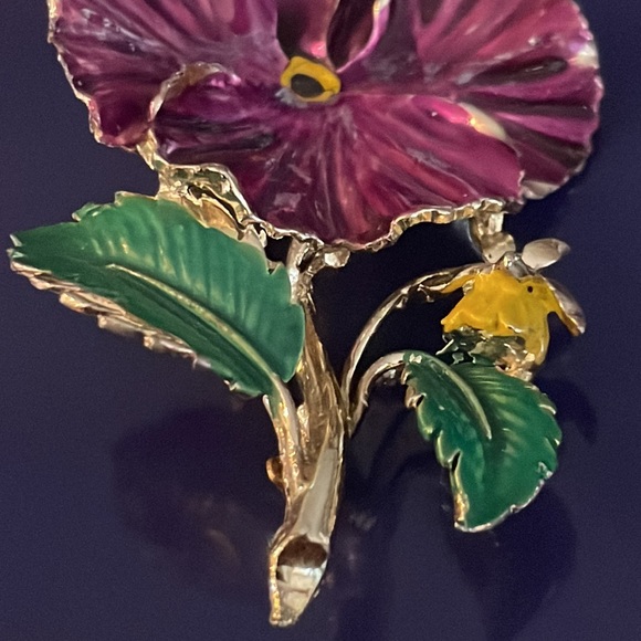 VINTAGE EXQUISITE Birthday Flowers Series 1950s Vintage Large Pansy Brooch. - Picture 7 of 8